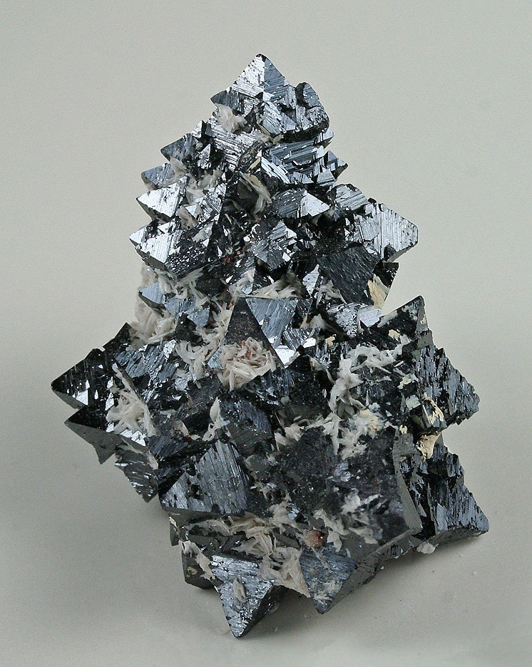 Железный марганец. Марганец гаусманит. Гаусманит минерал. Гаусманит формула минерал. Марганец металлический.